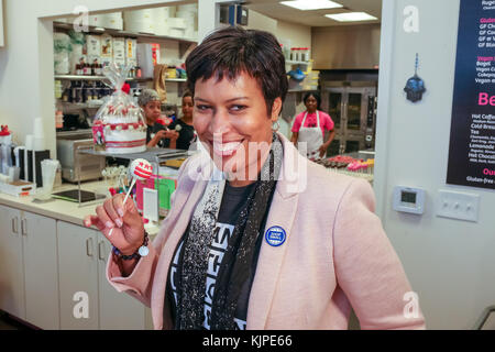 Washington, Stati Uniti. 25th Nov 2017. Washington, DC Mayor Muriel Bowser visita la piccola impresa, cotta da Yael, una panetteria, nella sezione nord-occidentale del D.C., su Small Business Saturday Credit: Joseph Gruber/Alamy Live News Foto Stock