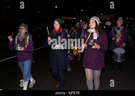 Londra, Regno Unito. Xxv novembre 2017. hunders di contestatori rally in occasione del quarantesimo anniversario di recuperare la notte ha lottato per porre fine alla violenza contro le donne. Credito: vedere li/alamy live news Foto Stock