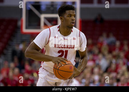 Madison, WI, Stati Uniti d'America. 24 Novembre, 2017. Wisconsin Badgers guard Khalil Iverson #21 durante il NCAA pallacanestro tra la UW-Milwaukee Panthers e il Wisconsin Badgers a Kohl Center a Madison, WI. Wisconsin sconfitto UW-Milwaukee 71-49. John Fisher/CSM/Alamy Live News Foto Stock