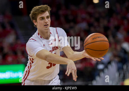 Madison, WI, Stati Uniti d'America. 24 Novembre, 2017. Wisconsin Badgers avanti Nate Reuvers #35 passa il basket durante il NCAA pallacanestro tra la UW-Milwaukee Panthers e il Wisconsin Badgers a Kohl Center a Madison, WI. Wisconsin sconfitto UW-Milwaukee 71-49. John Fisher/CSM/Alamy Live News Foto Stock