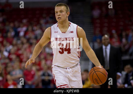 Madison, WI, Stati Uniti d'America. 24 Novembre, 2017. Wisconsin Badgers guard Brad Davison #34 durante il NCAA pallacanestro tra la UW-Milwaukee Panthers e il Wisconsin Badgers a Kohl Center a Madison, WI. Wisconsin sconfitto UW-Milwaukee 71-49. John Fisher/CSM/Alamy Live News Foto Stock