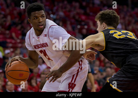 Madison, WI, Stati Uniti d'America. 24 Novembre, 2017. Wisconsin Badgers guard Khalil Iverson #21 in azione durante il NCAA pallacanestro tra la UW-Milwaukee Panthers e il Wisconsin Badgers a Kohl Center a Madison, WI. Wisconsin sconfitto UW-Milwaukee 71-49. John Fisher/CSM/Alamy Live News Foto Stock