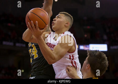 Madison, WI, Stati Uniti d'America. 24 Novembre, 2017. Wisconsin Badgers guard Kobe re #23 va per un colpo durante il NCAA pallacanestro tra la UW-Milwaukee Panthers e il Wisconsin Badgers a Kohl Center a Madison, WI. Wisconsin sconfitto UW-Milwaukee 71-49. John Fisher/CSM/Alamy Live News Foto Stock