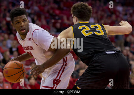 Madison, WI, Stati Uniti d'America. 24 Novembre, 2017. Wisconsin Badgers guard Khalil Iverson #21 in azione durante il NCAA pallacanestro tra la UW-Milwaukee Panthers e il Wisconsin Badgers a Kohl Center a Madison, WI. Wisconsin sconfitto UW-Milwaukee 71-49. John Fisher/CSM/Alamy Live News Foto Stock