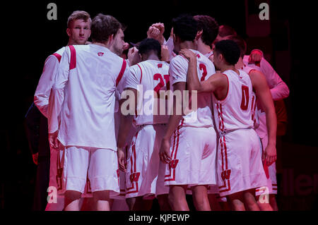 Madison, WI, Stati Uniti d'America. 24 Novembre, 2017. Badgers huddle fino prima dell inizio del NCAA pallacanestro tra la UW-Milwaukee Panthers e il Wisconsin Badgers a Kohl Center a Madison, WI. Wisconsin sconfitto UW-Milwaukee 71-49. John Fisher/CSM/Alamy Live News Foto Stock