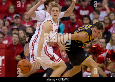 Madison, WI, Stati Uniti d'America. 24 Novembre, 2017. Milwaukee Panthers avanti Brett Prahl #50 guarda a passare durante il NCAA pallacanestro tra la UW-Milwaukee Panthers e il Wisconsin Badgers a Kohl Center a Madison, WI. Wisconsin sconfitto UW-Milwaukee 71-49. John Fisher/CSM/Alamy Live News Foto Stock