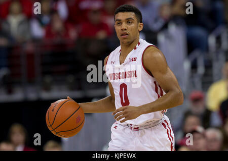 Madison, WI, Stati Uniti d'America. 24 Novembre, 2017. Wisconsin Badgers guard D'Mitrik Trice #0 durante il NCAA pallacanestro tra la UW-Milwaukee Panthers e il Wisconsin Badgers a Kohl Center a Madison, WI. Wisconsin sconfitto UW-Milwaukee 71-49. John Fisher/CSM/Alamy Live News Foto Stock