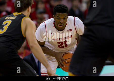 Madison, WI, Stati Uniti d'America. 24 Novembre, 2017. Wisconsin Badgers guard Khalil Iverson #21 durante il NCAA pallacanestro tra la UW-Milwaukee Panthers e il Wisconsin Badgers a Kohl Center a Madison, WI. Wisconsin sconfitto UW-Milwaukee 71-49. John Fisher/CSM/Alamy Live News Foto Stock