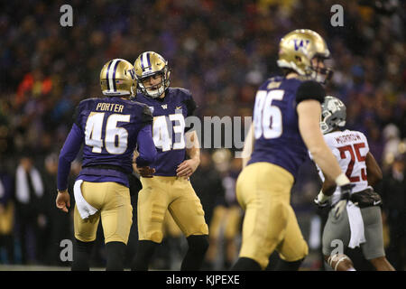 25 novembre 2017: Washington Huskies punter gara Porter (46) e di Washington Huskies kicker Tristan Vizcaino (43) celebrare dopo aver fatto un punto extra durante un gioco tra il Washington State Cougars e il Washington Huskies in Alaska Airlines campo presso Husky Stadium di Seattle, WA il 25 novembre 2017. Sean marrone/CSM Foto Stock