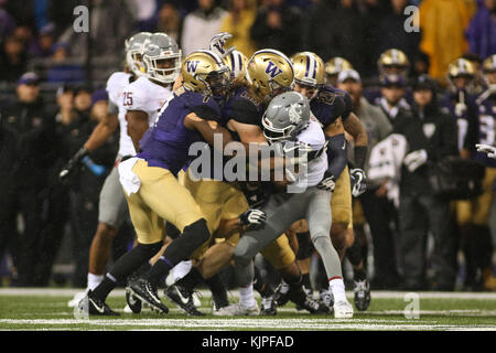 25 novembre 2017: stato di Washington Cougars wide receiver Renard campana (81) è affrontato da un gruppo di difensori di Husky nel corso di un gioco tra il Washington State Cougars e il Washington Huskies in Alaska Airlines campo presso Husky Stadium di Seattle, WA il 25 novembre 2017. Il Huskies sconfitto il Cougars 41-14. Sean marrone/CSM Foto Stock