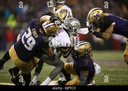 25 novembre 2017: stato di Washington Cougars wide receiver Renard campana (81) è colpito da Washington Huskies linebacker Connor O'Brien (29), Washington Huskies linebacker Ben Burr-Kirven (25) e di Washington Huskies linebacker Keishawn Bierria (7) durante un gioco tra il Washington State Cougars e il Washington Huskies in Alaska Airlines campo presso Husky Stadium di Seattle, WA il 25 novembre 2017. Il Huskies sconfitto il Cougars 41-14. Sean marrone/CSM Foto Stock