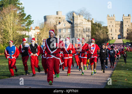 Windsor, Regno Unito. 25 novembre, 2017. corridori vestiti da Babbo Natale e la sua renna sulla lunga passeggiata in Windsor Great Park prendere parte nel 2017 santa dash in aiuto del Alexander devine ricovero per bambini. Credito: mark kerrison/alamy live news Foto Stock