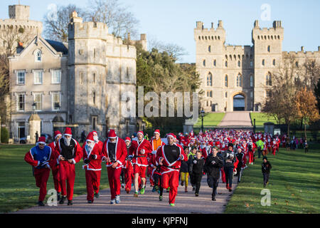 Windsor, Regno Unito. 25 novembre, 2017. corridori vestiti da Babbo Natale e la sua renna sulla lunga passeggiata in Windsor Great Park prendere parte nel 2017 santa dash in aiuto del Alexander devine ricovero per bambini. Credito: mark kerrison/alamy live news Foto Stock