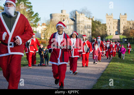 Windsor, Regno Unito. 25 novembre, 2017. corridori vestiti da Babbo Natale e la sua renna sulla lunga passeggiata in Windsor Great Park prendere parte nel 2017 santa dash in aiuto del Alexander devine ricovero per bambini. Credito: mark kerrison/alamy live news Foto Stock