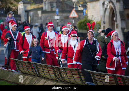 Windsor, Regno Unito. 25 novembre, 2017. corridori vestiti da Babbo Natale e la sua renna eseguire passato il castello di Windsor durante il 2017 santa dash in aiuto del Alexander devine ricovero per bambini. Credito: mark kerrison/alamy live news Foto Stock