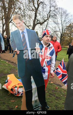 Londra, Regno Unito. 27 nov, 2017. royal ben wisher john loughrey fuori Kensington Palace con un ritaglio di cartone del principe Harry che ha annunciato il suo impegno a meghan markle credito: amer ghazzal/alamy live news Foto Stock