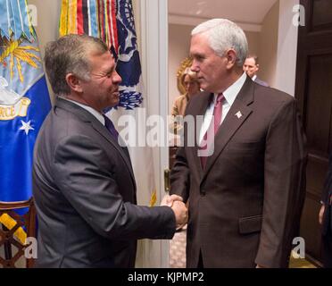 Washington, Stati Uniti d'America. 27 novembre 2017. Il vicepresidente degli Stati Uniti Mike Pence, a destra, dà il benvenuto a re Abdullah di Giordania durante un incontro bilaterale alla Casa Bianca il 27 novembre 2017 a Washington, DC. Credito: Planetpix/Alamy Live News Foto Stock