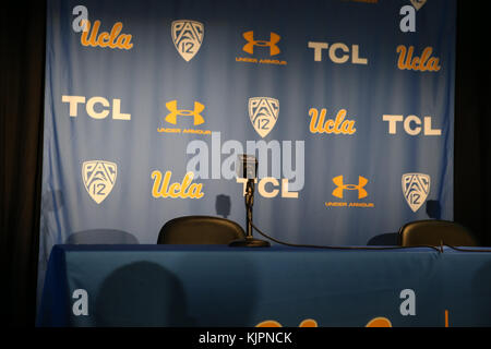 Westwood CA. 27 Nov, 2017. Tappa per il NCAA Football 2017 UCLA Bruins conferenza stampa di nuovo allenatore Chip Kelly presso la UCLA Pavilion Club di Westwood, ca. il 27 novembre 2017 (assoluta fotografo completo & Company Credit: Jevone Moore/Cal Sport Media/Cal Sport Media (rete televisione vi preghiamo di contattare il vostro rappresentante di vendita per uso televisivo. Credito: csm/Alamy Live News Foto Stock