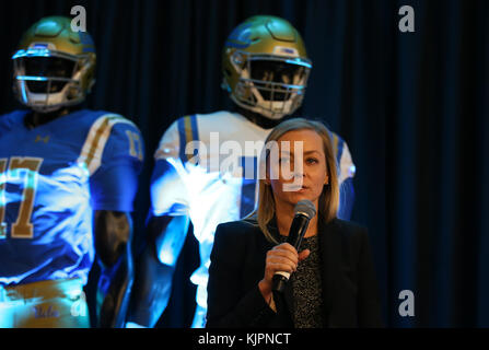 Westwood CA. 27 Nov, 2017. UCLA Senior Associate Director atletica, comunicazioni Shana Wilson affrontare la folla prima della NCAA Football 2017 UCLA Bruins conferenza stampa di nuovo allenatore Chip Kelly presso la UCLA Pavilion Club di Westwood, ca. il 27 novembre 2017 (assoluta fotografo completo & Company Credit: Jevone Moore/Cal Sport Media/Cal Sport Media (rete televisione vi preghiamo di contattare il vostro rappresentante di vendita per uso televisivo. Credito: csm/Alamy Live News Foto Stock