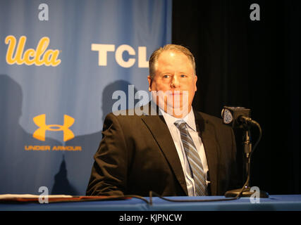 Westwood CA. 27 Nov, 2017. Chip Kelly alla NCAA Football 2017 UCLA Bruins conferenza stampa di nuovo allenatore Chip Kelly presso la UCLA Pavilion Club di Westwood, ca. il 27 novembre 2017 (assoluta fotografo completo & Company Credit: Jevone Moore/Cal Sport Media/Cal Sport Media (rete televisione vi preghiamo di contattare il vostro rappresentante di vendita per uso televisivo. Credito: csm/Alamy Live News Foto Stock