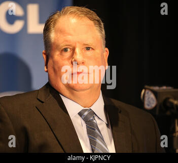 Westwood CA. 27 Nov, 2017. Chip Kelly alla NCAA Football 2017 UCLA Bruins conferenza stampa di nuovo allenatore Chip Kelly presso la UCLA Pavilion Club di Westwood, ca. il 27 novembre 2017 (assoluta fotografo completo & Company Credit: Jevone Moore/Cal Sport Media/Cal Sport Media (rete televisione vi preghiamo di contattare il vostro rappresentante di vendita per uso televisivo. Credito: csm/Alamy Live News Foto Stock