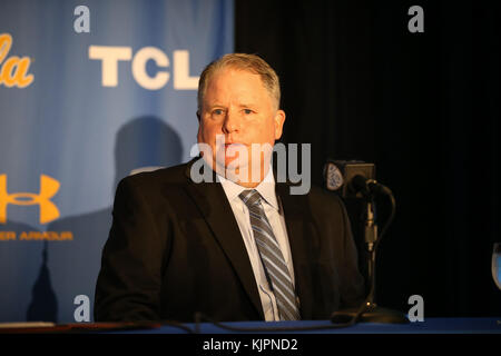 Westwood CA. 27 Nov, 2017. Chip Kelly alla NCAA Football 2017 UCLA Bruins conferenza stampa di nuovo allenatore Chip Kelly presso la UCLA Pavilion Club di Westwood, ca. il 27 novembre 2017 (assoluta fotografo completo & Company Credit: Jevone Moore/Cal Sport Media/Cal Sport Media (rete televisione vi preghiamo di contattare il vostro rappresentante di vendita per uso televisivo. Credito: csm/Alamy Live News Foto Stock