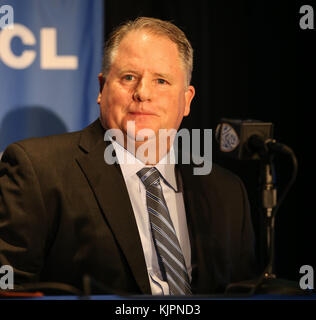 Westwood CA. 27 Nov, 2017. Chip Kelly alla NCAA Football 2017 UCLA Bruins conferenza stampa di nuovo allenatore Chip Kelly presso la UCLA Pavilion Club di Westwood, ca. il 27 novembre 2017 (assoluta fotografo completo & Company Credit: Jevone Moore/Cal Sport Media/Cal Sport Media (rete televisione vi preghiamo di contattare il vostro rappresentante di vendita per uso televisivo. Credito: csm/Alamy Live News Foto Stock