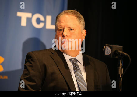 Westwood CA. 27 Nov, 2017. Chip Kelly alla NCAA Football 2017 UCLA Bruins conferenza stampa di nuovo allenatore Chip Kelly presso la UCLA Pavilion Club di Westwood, ca. il 27 novembre 2017 (assoluta fotografo completo & Company Credit: Jevone Moore/Cal Sport Media/Cal Sport Media (rete televisione vi preghiamo di contattare il vostro rappresentante di vendita per uso televisivo. Credito: csm/Alamy Live News Foto Stock