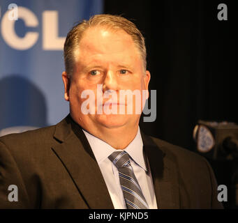 Westwood CA. 27 Nov, 2017. Chip Kelly alla NCAA Football 2017 UCLA Bruins conferenza stampa di nuovo allenatore Chip Kelly presso la UCLA Pavilion Club di Westwood, ca. il 27 novembre 2017 (assoluta fotografo completo & Company Credit: Jevone Moore/Cal Sport Media/Cal Sport Media (rete televisione vi preghiamo di contattare il vostro rappresentante di vendita per uso televisivo. Credito: csm/Alamy Live News Foto Stock