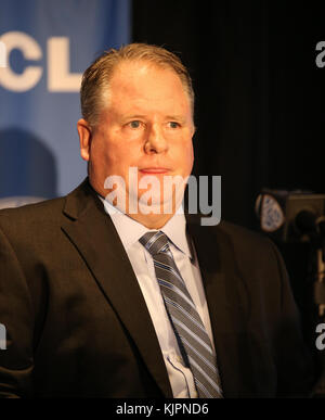 Westwood CA. 27 Nov, 2017. Chip Kelly alla NCAA Football 2017 UCLA Bruins conferenza stampa di nuovo allenatore Chip Kelly presso la UCLA Pavilion Club di Westwood, ca. il 27 novembre 2017 (assoluta fotografo completo & Company Credit: Jevone Moore/Cal Sport Media/Cal Sport Media (rete televisione vi preghiamo di contattare il vostro rappresentante di vendita per uso televisivo. Credito: csm/Alamy Live News Foto Stock