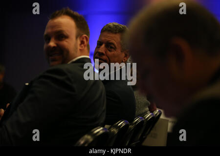 Westwood CA. 27 Nov, 2017. Troy Aikman alla NCAA Football 2017 UCLA Bruins conferenza stampa di nuovo allenatore Chip Kelly presso la UCLA Pavilion Club di Westwood, ca. il 27 novembre 2017 (assoluta fotografo completo & Company Credit: Jevone Moore/Cal Sport Media/Cal Sport Media (rete televisione vi preghiamo di contattare il vostro rappresentante di vendita per uso televisivo. Credito: csm/Alamy Live News Foto Stock