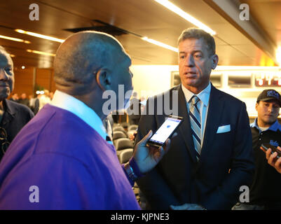 Westwood CA. 27 Nov, 2017. Troy Aikman alla NCAA Football 2017 UCLA Bruins conferenza stampa di nuovo allenatore Chip Kelly presso la UCLA Pavilion Club di Westwood, ca. il 27 novembre 2017 (assoluta fotografo completo & Company Credit: Jevone Moore/Cal Sport Media/Cal Sport Media (rete televisione vi preghiamo di contattare il vostro rappresentante di vendita per uso televisivo. Credito: csm/Alamy Live News Foto Stock