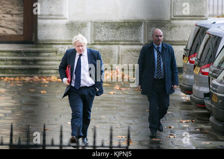 A Downing Street LONDRA, REGNO UNITO. 28 nov, 2017. Boris Johnson, segretario di Stato per gli affari esteri e del commonwealth arriva a Downing street settimanale per la riunione di gabinetto. Credito: dinendra haria/alamy live news Foto Stock