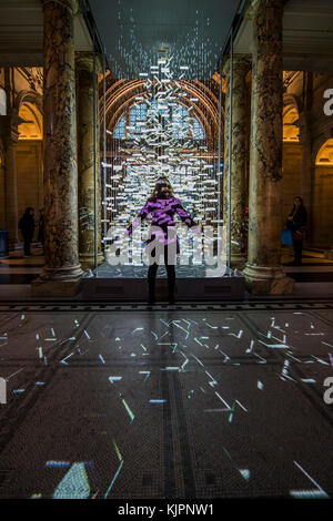 Londra, Regno Unito. 28 Novembre, 2017. L'albero di Natale (Il canto albero) nella grande entrata di V&A inaugura la sua suona come stagione di Natale. La struttura è stata progettata da stadio di leader e designer delle prestazioni es Devlin. È sagomato da una nuvola di parole flottante, contribuito dai visitatori. Questi sono stati combinati ed elaborati attraverso il testo e gli algoritmi audio per creare una festa di poesia digitale scultura. Credito: Guy Bell/Alamy Live News Foto Stock