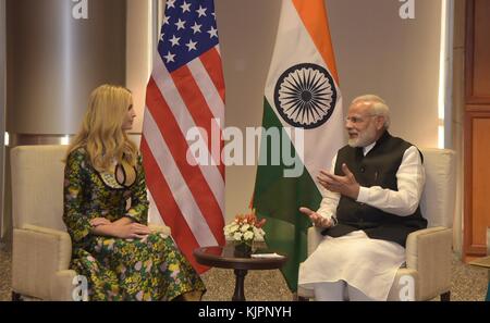 Hyderabad, India. 28 nov, 2017. primo ministro indiano Narendra modi, destra, tiene una riunione bilaterale con ivanka trump, figlia del presidente degli Stati Uniti, Donald Trump a margine globale del vertice imprenditoriale a Hyderabad convention center novembre 28, 2017 a Hyderabad, India. La prima figlia e il consigliere presidenziale è leader della delegazione statunitense al vertice annuale. Credito: planetpix/alamy live news Foto Stock