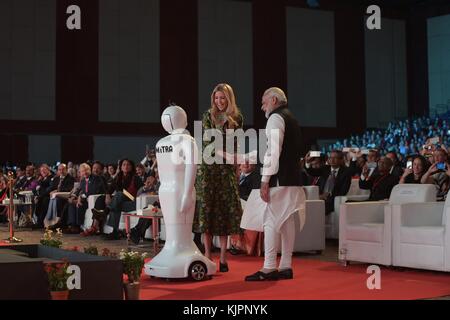 Hyderabad, India. 28 novembre 2017. Il primo ministro indiano Narendra modi, giusto, presenta Ivanka Trump, figlia del presidente degli Stati Uniti Donald Trump, al robot Mitra On all'inizio del Global Entrepreneurship Summit al centro congressi Hyderabad il 28 novembre 2017 a Hyderabad, India. La prima figlia e consigliere presidenziale sta guidando la delegazione degli Stati Uniti al vertice annuale. Crediti: Planetpix/Alamy Live News Foto Stock