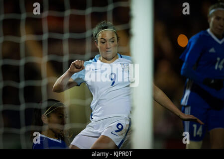 Colchester, Regno Unito. 28 nov, 2017. Inghilterra del jodie Taylor ha un tentativo su obiettivo durante il FIFA 2019 Coppa del Mondo donne il qualificatore contro il Kazakistan a Weston homes comunità Stadium il 28 novembre 2017 a Colchester, Inghilterra. Credito: georgie kerr/alamy live news Foto Stock