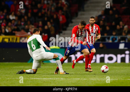 Madrid, Spagna. Il 29 Novembre, 2017. Fernando Torres (9) Atletico de Madrid il giocatore. Gonzalo Verdu (6) Elche CF il lettore. La Copa del Rey tra Atlético de Madrid vs Elche CF a Wanda Metropolitano stadium in Madrid, Spagna, 29 novembre 2017 . Credito: Gtres Información más Comuniación on line, S.L./Alamy Live News Foto Stock