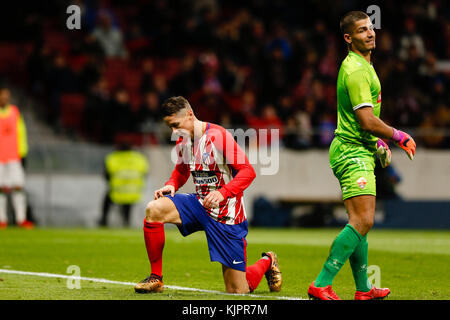 Madrid, Spagna. Il 29 Novembre, 2017. Fernando Torres (9) Atletico de Madrid il giocatore. Guillermo Vallejo (1) Elche CF il lettore. La Copa del Rey tra Atlético de Madrid vs Elche CF a Wanda Metropolitano stadium in Madrid, Spagna, 29 novembre 2017 . Credito: Gtres Información más Comuniación on line, S.L./Alamy Live News Foto Stock