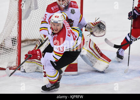 Mosca, Russia. 29 novembre 2017. Nikita Khlystov della Kunlun Red Star gareggia durante la partita di Kontinental Hockey League tra la Kunlun Red Star cinese e la russa CSKA a Mosca, in Russia, il 29 novembre 2017. CSKA ha vinto 3-1. Crediti: Evgeny Sinitsyn/Xinhua/Alamy Live News Foto Stock