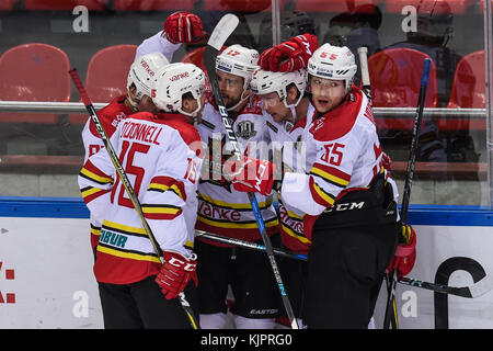 Mosca, Russia. 29 novembre 2017. I giocatori del Kunlun Red Star festeggiano durante la partita della Kontinental Hockey League tra la Kunlun Red Star cinese e la russa CSKA a Mosca, in Russia, il 29 novembre 2017. CSKA ha vinto 3-1. Crediti: Evgeny Sinitsyn/Xinhua/Alamy Live News Foto Stock