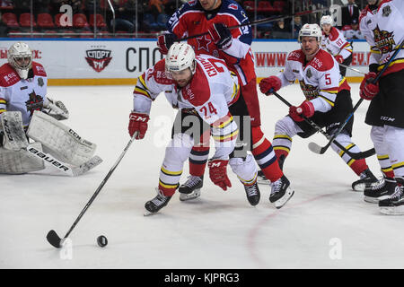 Mosca, Russia. 29 novembre 2017. Kyle Chipchura della Kunlun Red Star (davanti) gareggia durante la partita della Kontinental Hockey League tra la Kunlun Red Star cinese e la russa CSKA a Mosca, in Russia, il 29 novembre 2017. CSKA ha vinto 3-1. Crediti: Evgeny Sinitsyn/Xinhua/Alamy Live News Foto Stock