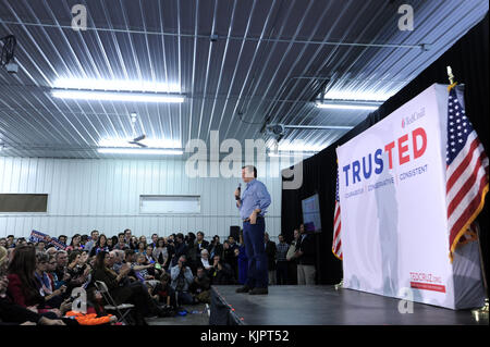 IOWA CITY, IA - GENNAIO 31 : il candidato repubblicano alla presidenza Ted Cruz parla durante una campagna alla fiera della contea di Johnson il 31 Gennaio 2016 a Iowa City, Iowa. Cruz sta facendo una campagna in tutto lo stato alla vigilia dei caucases dello Iowa. Persone: Ted Cruz Foto Stock