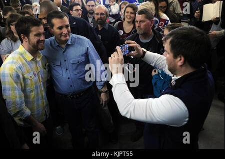 IOWA CITY, IA - GENNAIO 31 : il candidato repubblicano alla presidenza Ted Cruz parla durante una campagna alla fiera della contea di Johnson il 31 Gennaio 2016 a Iowa City, Iowa. Cruz sta facendo una campagna in tutto lo stato alla vigilia dei caucases dello Iowa. Persone: Ted Cruz Foto Stock