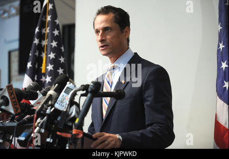 NEW YORK, NY - 16 GIUGNO: Anthony Weiner parla ai media durante una conferenza stampa . Scottato dallo scandalo, il Rep. Di New York Anthony Weiner ha annunciato le sue dimissioni dal Congresso giovedì, fatte da foto scorrette che ha scattato di se stesso, inviate alle donne online e poi mentito fermamente dopo essere stato catturato. "Sono qui oggi per scusarmi nuovamente per gli errori personali che ho commesso e per l'imbarazzo che ho causato", ha affermato leggendo una breve dichiarazione a Brooklyn. Il 16 giugno 2011 a New York. Persone: Anthony Weiner Transmission Ref: MNC1 deve chiamare se interessato Michael Storm mi tempesta Foto Stock