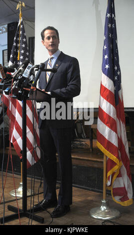 NEW YORK, NY - 16 GIUGNO: Anthony Weiner parla ai media durante una conferenza stampa . Scottato dallo scandalo, il Rep. Di New York Anthony Weiner ha annunciato le sue dimissioni dal Congresso giovedì, fatte da foto scorrette che ha scattato di se stesso, inviate alle donne online e poi mentito fermamente dopo essere stato catturato. "Sono qui oggi per scusarmi nuovamente per gli errori personali che ho commesso e per l'imbarazzo che ho causato", ha affermato leggendo una breve dichiarazione a Brooklyn. Il 16 giugno 2011 a New York. Persone: Anthony Weiner Transmission Ref: MNC1 deve chiamare se interessato Michael Storm mi tempesta Foto Stock