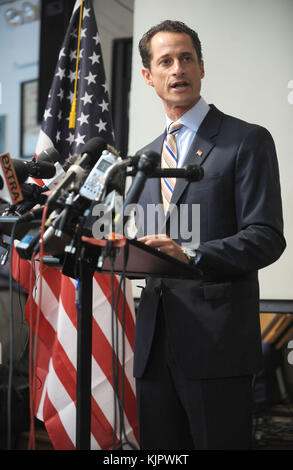 NEW YORK, NY - 16 GIUGNO: Anthony Weiner parla ai media durante una conferenza stampa . Scottato dallo scandalo, il Rep. Di New York Anthony Weiner ha annunciato le sue dimissioni dal Congresso giovedì, fatte da foto scorrette che ha scattato di se stesso, inviate alle donne online e poi mentito fermamente dopo essere stato catturato. "Sono qui oggi per scusarmi nuovamente per gli errori personali che ho commesso e per l'imbarazzo che ho causato", ha affermato leggendo una breve dichiarazione a Brooklyn. Il 16 giugno 2011 a New York. Persone: Anthony Weiner Transmission Ref: MNC1 deve chiamare se interessato Michael Storm mi tempesta Foto Stock