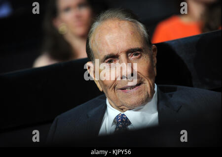 LEVELAND, OH - 18 LUGLIO: Il veterano della seconda guerra mondiale ed ex senatore Bob Dole (R-KS) ondate dopo aver ascoltato un discorso il primo giorno della Convention Nazionale Repubblicana il 18 luglio 2016 alla Quicken Loans Arena di Cleveland, Ohio. Si stima che a Cleveland ci siano 50.000 persone, tra cui centinaia di manifestanti e membri dei media. La Convention nazionale repubblicana di quattro giorni prende il via il 18 luglio persone: Bob Dole Foto Stock