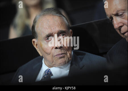 LEVELAND, OH - 18 LUGLIO: Il veterano della seconda guerra mondiale ed ex senatore Bob Dole (R-KS) ondate dopo aver ascoltato un discorso il primo giorno della Convention Nazionale Repubblicana il 18 luglio 2016 alla Quicken Loans Arena di Cleveland, Ohio. Si stima che a Cleveland ci siano 50.000 persone, tra cui centinaia di manifestanti e membri dei media. La Convention nazionale repubblicana di quattro giorni prende il via il 18 luglio persone: Bob Dole Foto Stock