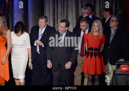 NEW YORK, NY - 09 NOVEMBRE: il presidente eletto repubblicano Donald Trump riconosce la folla insieme al figlio Barron Trump, alla moglie Melania Trump e a Ivanka Trump durante il suo evento notturno elettorale al New York Hilton Midtown nelle prime ore del mattino del 9 novembre 2016 a New York City. Donald Trump ha sconfitto il candidato presidenziale democratico Hillary Clinton per diventare il 45° presidente del popolo degli Stati Uniti: Kellyanne Conway Foto Stock